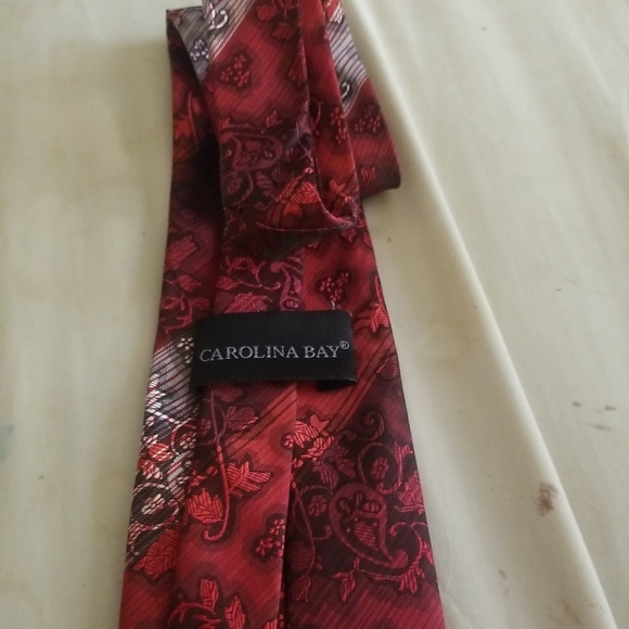 Carolina Bay Men's Red/Maroon/White Paisley Tie – Pre-owned, Excellent Condition - Picture 2 of 3